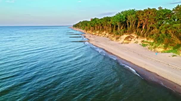 Błękitna woda i plaża nad Bałtykiem o zachodzie słońca — Wideo stockowe