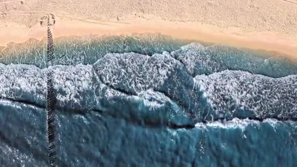 Vista superior de las olas en el mar Báltico en verano — Vídeo de stock