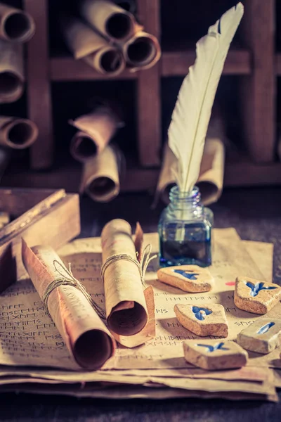 Wahrsagerin Aus Runensteinen Nach Antiken Schriftrollen Auf Altem Tisch — Stockfoto