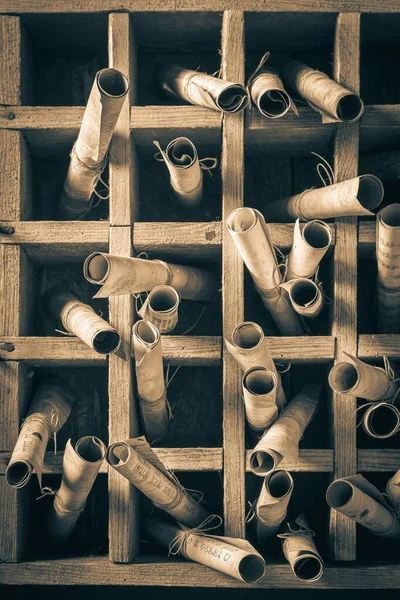 Bibliothèque Extraordinaire Scribes Remplie Anciens Rouleaux Dans Une Boîte Bois — Photo