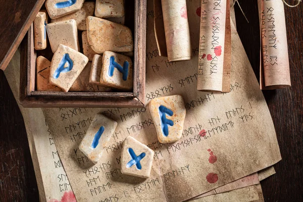 Rolos Vintage Com Língua Celta Runestones Mesa Velha — Fotografia de Stock