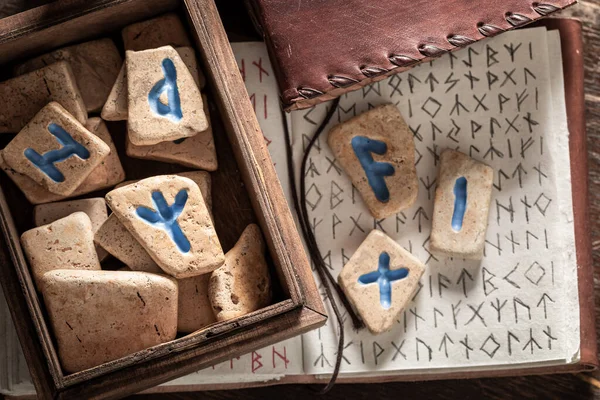 Ρουνικές Πέτρες Και Παλιό Βιβλίο Κελτική Γλώσσα Στο Παλιό Τραπέζι — Φωτογραφία Αρχείου