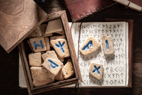 Runensteine Aus Keltischer Sprache Und Jahrgangsbuch Auf Altem Tisch — Stockfoto