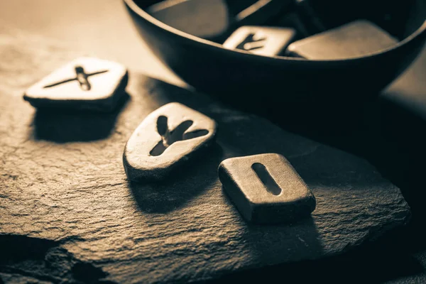 Nahaufnahme Von Runensteinen Mit Schildern Die Auf Keltischer Sprache Basieren — Stockfoto