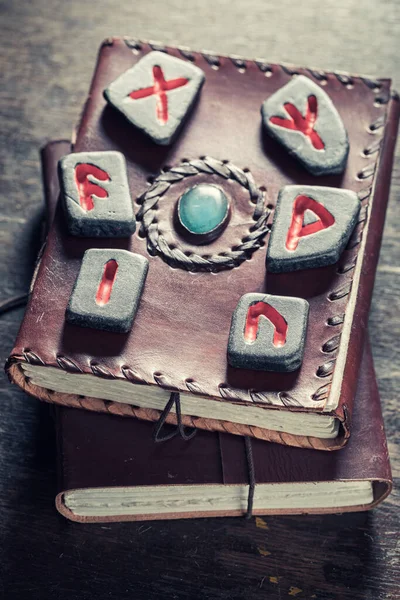 Sluiten Van Lederen Boek Oude Rune Stenen Met Behulp Van — Stockfoto