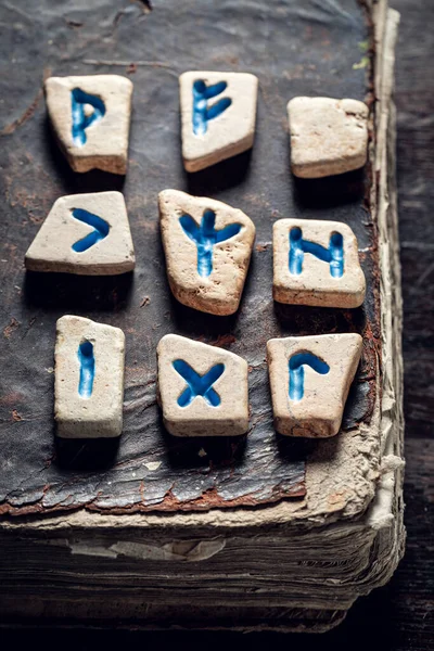 Fechar Pedras Brancas Com Sinal Futhark Azul Livro Velho — Fotografia de Stock