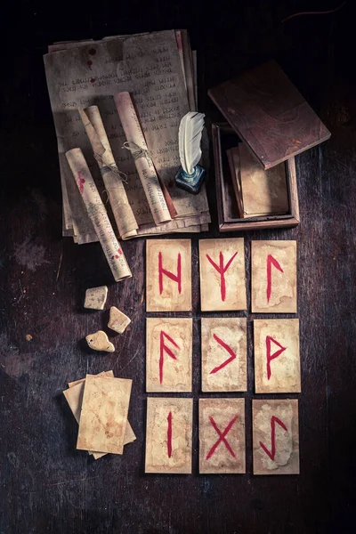 Cartomante Único Cartões Runas Futhark Runestones Mesa Madeira — Fotografia de Stock