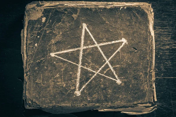 Ahşap Masada Pentagram Sembolü Olan Eski Büyük Bir Kitap — Stok fotoğraf