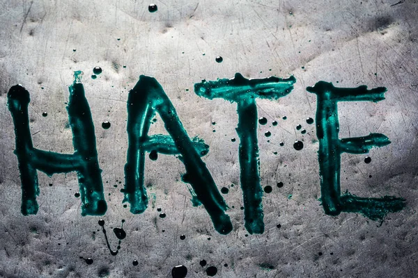 Слово Ненависть Написанное Зеленой Краской Старом Металлическом Столе — стоковое фото