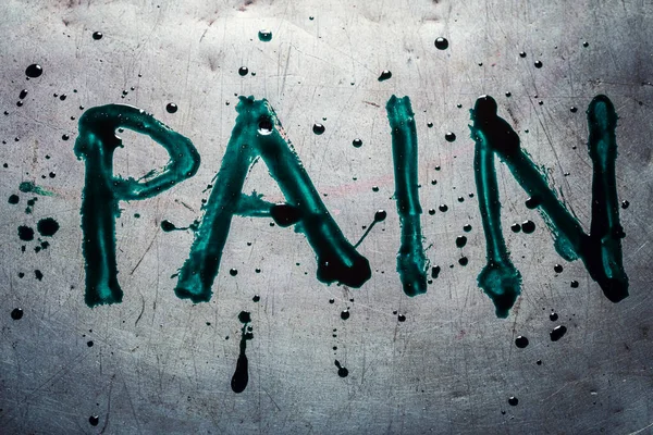 Das Wort Schmerz Mit Grüner Farbe Auf Alten Metalltisch Gemalt — Stockfoto
