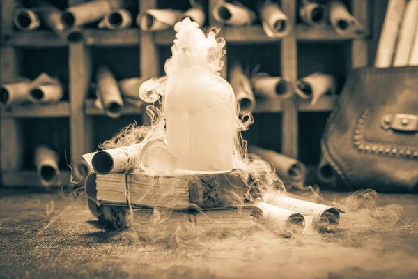 Ortaçağ Parşömenleri Ahşap Masadaki Kimyasal Mataralarla Dolu Sihirli Araştırma Laboratuvarı — Stok fotoğraf