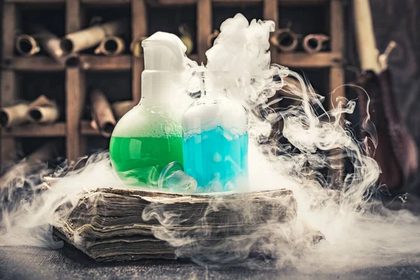 Alchemistenlabor Mit Chemiekolben Und Manuskripten Auf Holztisch — Stockfoto