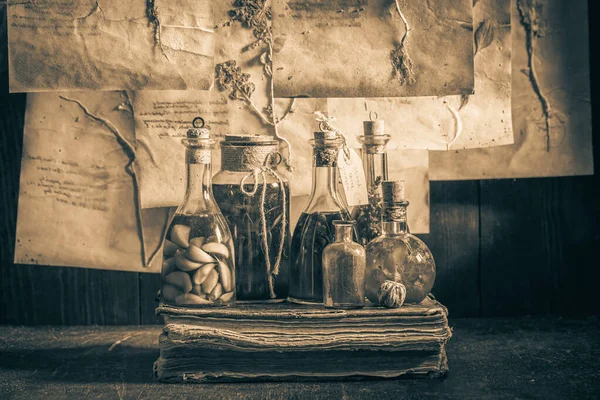 Vreemde Kruidenworkshop Met Gedroogde Kaarten Plantenbeschrijvingen Houten Tafel — Stockfoto