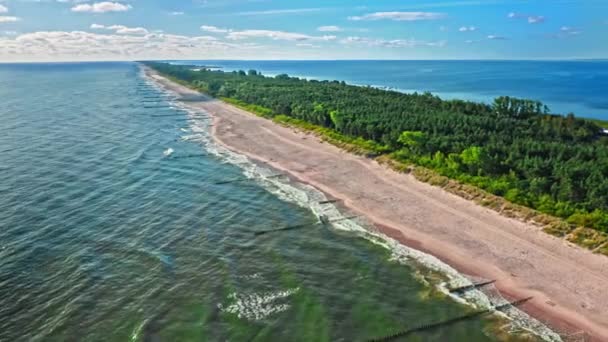 Pusta plaża na półwyspie Hel nad Morzem Bałtyckim, widok z powietrza — Wideo stockowe
