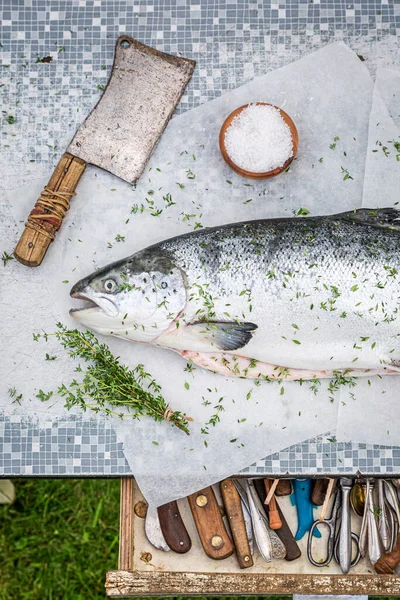 Chopping Fresh Atlantic Salmon Homemade Grilling Summer — Stock Photo, Image