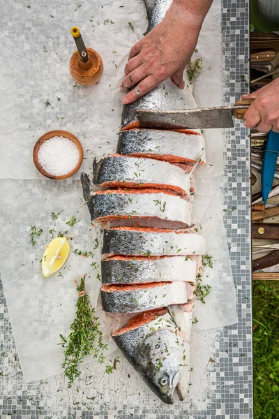 Frischen Atlantischen Lachs Sommer Mit Salz Und Thymian Hacken — Stockfoto