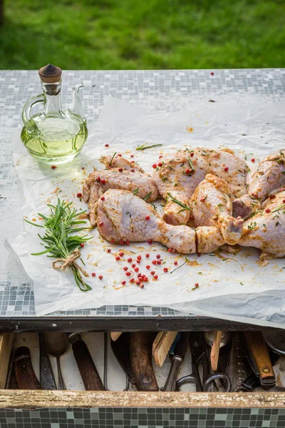 Fűszerezés Csirkelábak Grill Paprika Olajbogyó Kertben — Stock Fotó