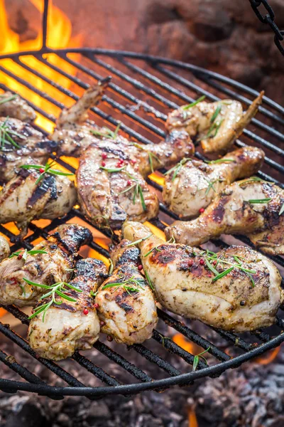 Würzige Hühnchen Mit Rosmarin Auf Dem Grill Mit Feuer Sommer — Stockfoto