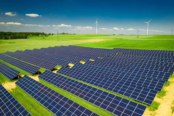 Painéis Solares Turbina Eólica Campo Verde Vista Aérea Polônia — Fotografia de Stock