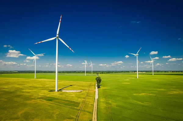 Bílá Větrná Turbína Zeleném Poli Slunečného Dne Letecký Pohled Polsko — Stock fotografie