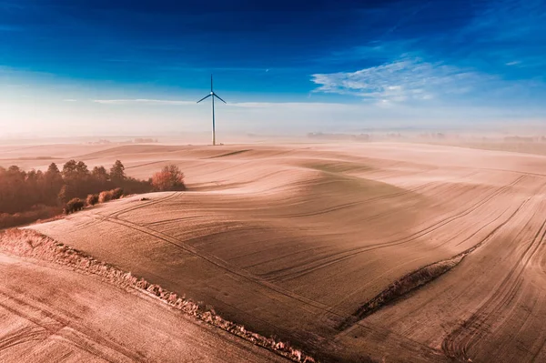 日出时分 雾蒙蒙的棕色田野上的风力涡轮机 波兰的空中景观 — 图库照片