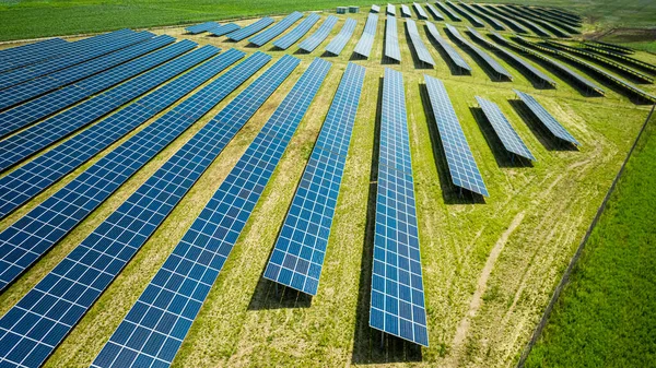 Fechar Painéis Solares Azuis Campo Verde Vista Aérea Polónia — Fotografia de Stock