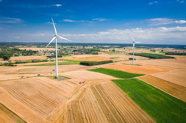 采收期间金色田野上的风力涡轮机 — 图库照片