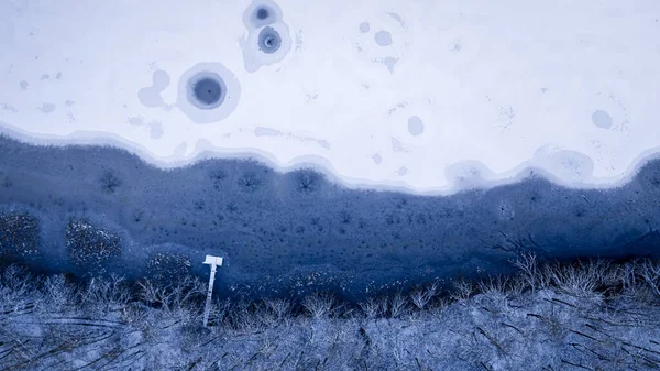 Seebrücke Und Zugefrorener See Mit Eislöchern Zum Angeln Winter Luftaufnahme — Stockfoto