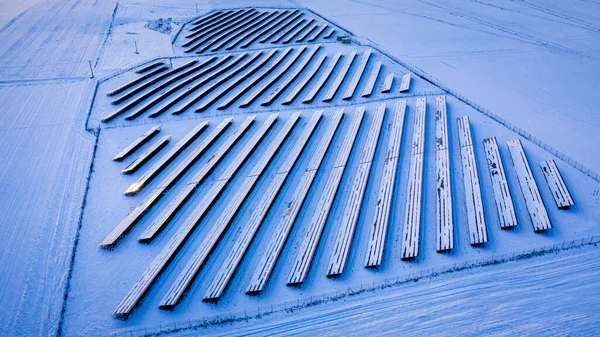 Schönes Schneebedecktes Feld Und Sonnenkollektoren Bei Sonnenaufgang Winter Luftaufnahme — Stockfoto