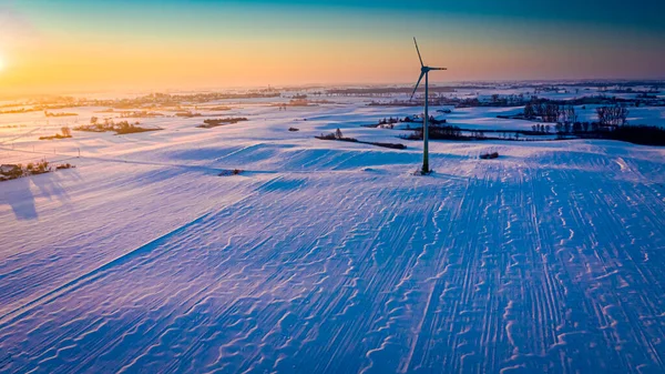 Удивительное Снежное Поле Ветряная Турбина Рассвете Зимой Вид Воздуха — стоковое фото