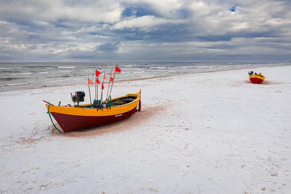 ポーランドの冬のバルト海の雪のビーチで漁船 — ストック写真