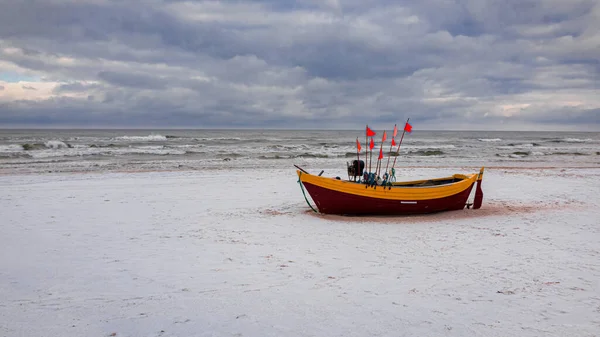 Kalastusvene Lumisella Rannalla Talvella Itämeri Puola — kuvapankkivalokuva