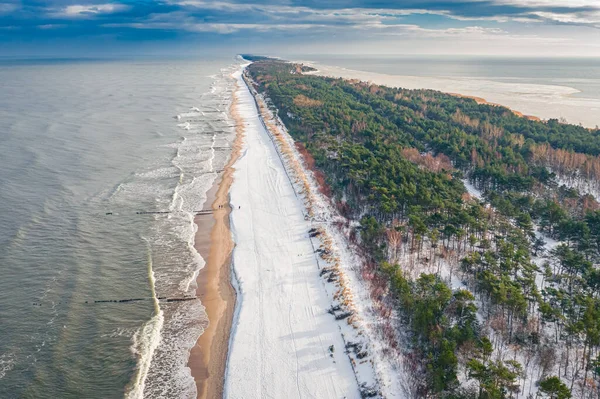 冬に雪のビーチとヘル半島 バルト海 ポーランドの空中ビュー — ストック写真