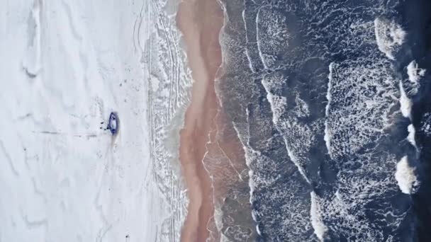 A halászhajók és a Balti-tenger légi kilátása télen — Stock videók