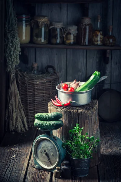 Stará Dřevěná Chata Zeleninou Čerstvými Bylinkami — Stock fotografie