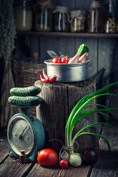 Retro Och Träkällare Med Konserverad Mat Och Grönsaker — Stockfoto