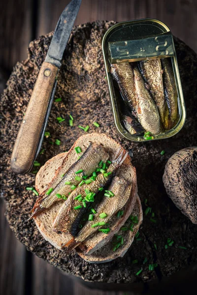 Sanduíche Sardinhas Saudáveis Frescas Com Lanche Tão Rápido Tábua Madeira — Fotografia de Stock