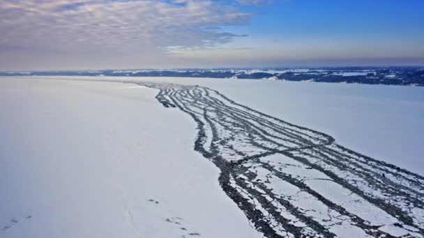 Buzkıranlar Vistula Nehri 'nde buz kırıyorlar, Plock, 2020-02-18 — Stok video