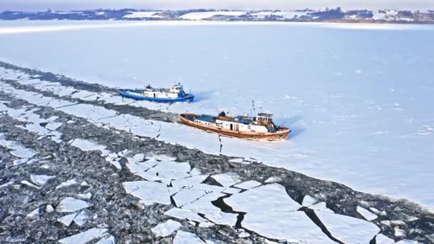 Jégtörők a Vistula folyón zúzott jég, Plock, 2020-02-18, Lengyelország — Stock videók