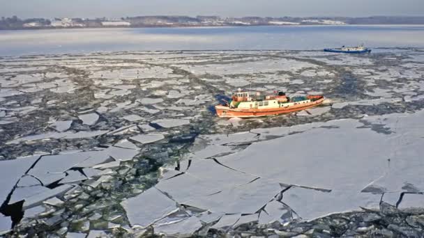 Ledoborce na drtícím ledu řeky Visly, Plock, 2020-02-18, Polsko — Stock video