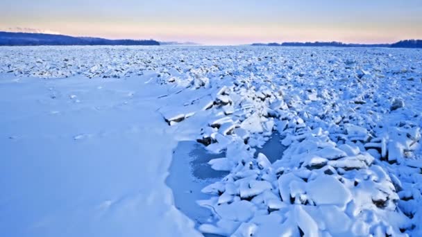 Vistula Nehri 'nde buz sıkışıklığı, Plock, Polonya, 2020-02-18 — Stok video