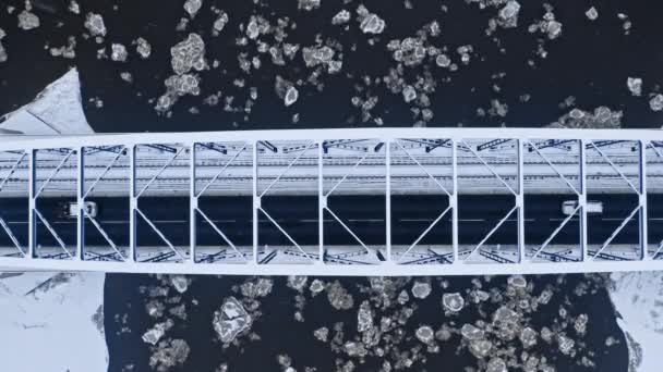 Blick von oben auf den Fluss mit Scholle und Brücke darüber — Stockvideo