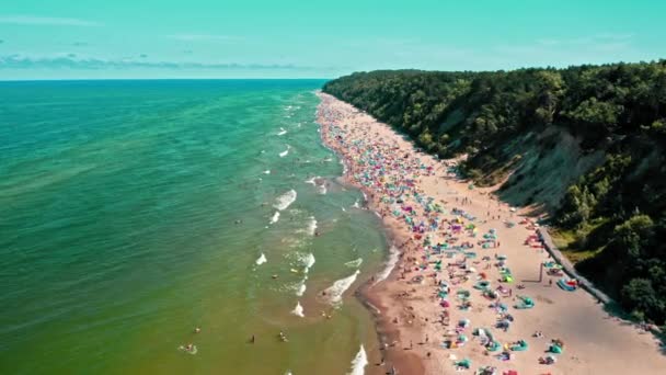 Plage bondée avec des gens à la mer Baltique en été — Video