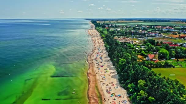 Πληθυσμός παραλία στη Βαλτική Θάλασσα. Τουρισμός στη θάλασσα στην Πολωνία — Αρχείο Βίντεο