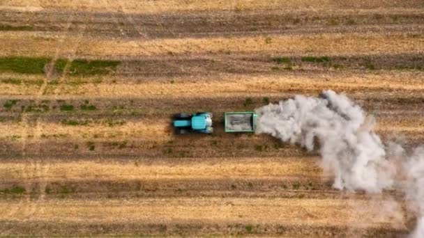 Tractor ploegt droog veld. Landbouw in Polen. Luchtzicht — Stockvideo