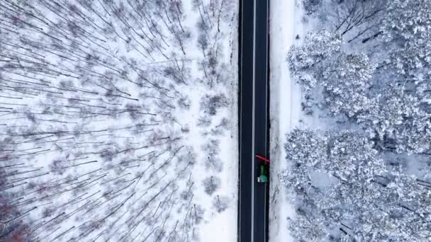 Транспорт зимой. Снегоочиститель убирает снег с дороги. — стоковое видео