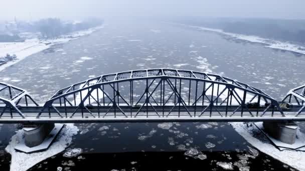 Brug en rivier met vlotten. Vervoer in de winter. Luchtzicht — Stockvideo