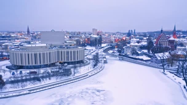 Snowy όπερα στο Bydgoszcz το χειμώνα, εναέρια άποψη της Πολωνίας — Αρχείο Βίντεο