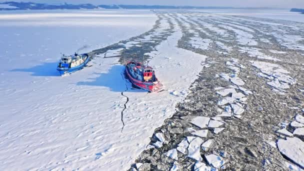 Buzkıranlar Vistula nehrindeki buzları kırıyor. Polonya kışın — Stok video
