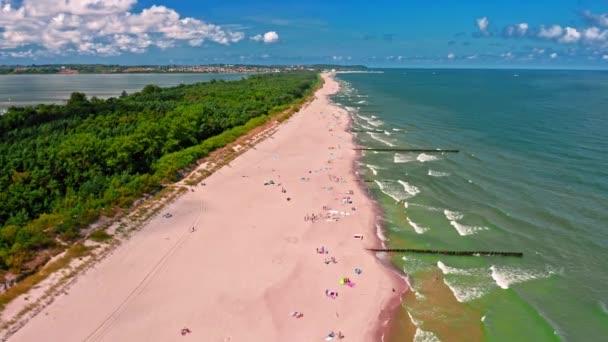 Plaża na półwyspie Hel. Turystyka w Polsce nad Morzem Bałtyckim — Wideo stockowe